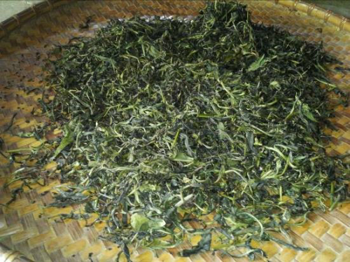 Chè Đoỏng Pán Cao Bằng - Sao chè thủ công trên bếp củi. Ảnh: caobang.gov.