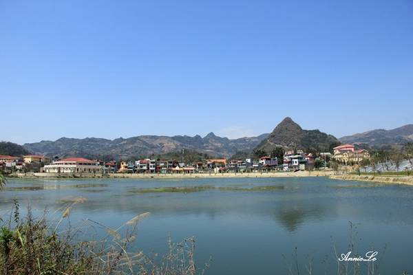 Thời gian thích hợp để thăm Lào Cai là từ tháng 9 đến tháng 4 năm sau. Khoảng thời gian từ tháng 5 đến tháng 8 hay có mưa, du khách có thể gặp đôi chút bất tiện trong việc tham quan.  Từ Hà Nội, du khách có thể di chuyển đến Lào Cai bằng rất nhiều phương tiện như tàu hỏa, xe khách, ôtô du lịch, xe máy,…