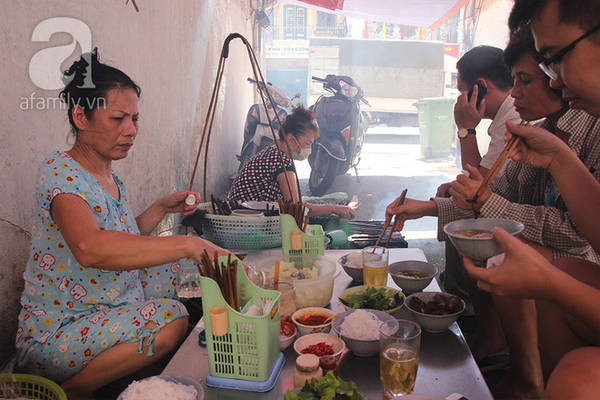 Bún chả que tre Bạch Mai - quán ăn Hà Nội nổi tiếng với giờ mở cửa dị