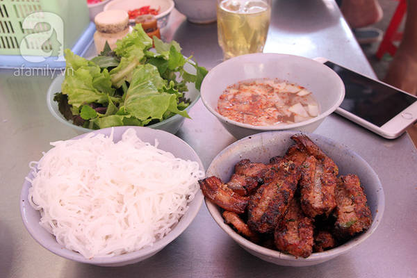 Suất bún chả que tre có hương vị thơm ngon độc nhất vô nhị ở Hà Nội.