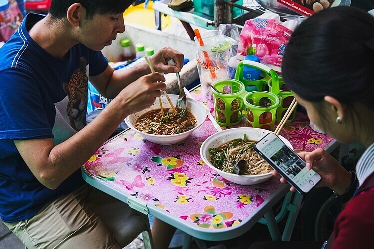 Quán ăn đường phố Bangkok với món mì cá viên Lim Lao San