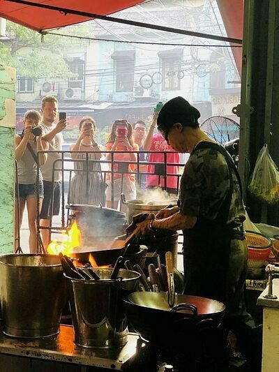 Đầu bếp Jay Fai tại quán ăn đường phố Bangkok