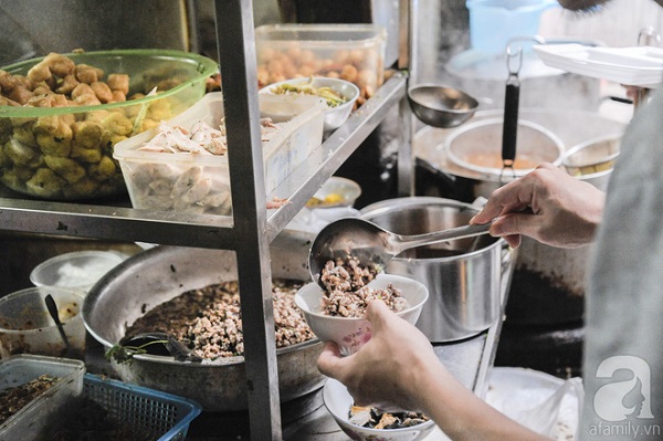 4-quan-banh-duc-nong-nhac-den-ten-da-thay-ngon-o-ha-noi-hom-nay-ban-nen-thu-ngay-ivivu-4