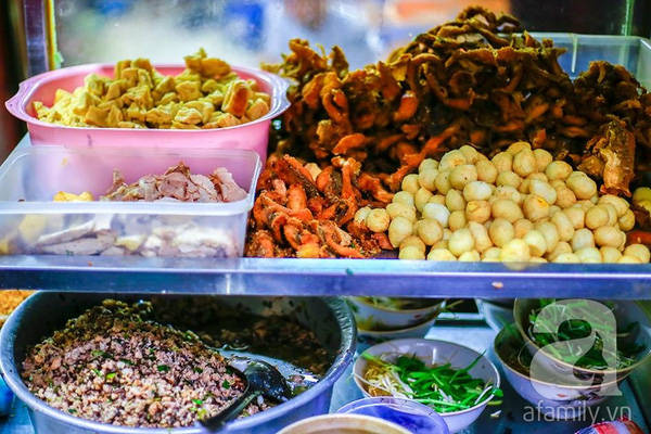 Ngoài bánh đúc nóng ở đây còn có miến, bánh đa trộn...