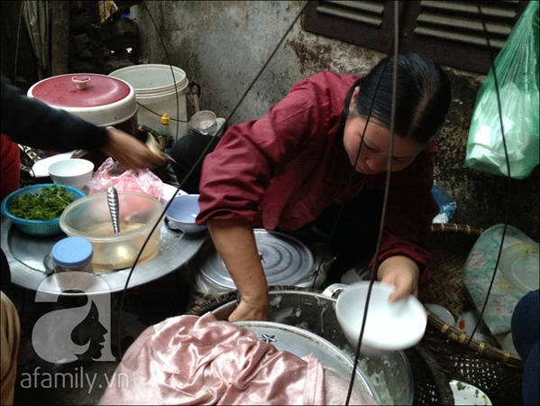Tầm 6h, gánh bánh đúc đã bán gần hết