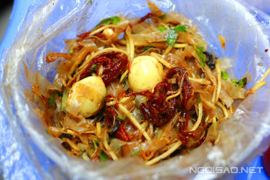 Thưởng thức bánh tráng trộn Hà Nội chuẩn vị tại phố Hàng Tre
