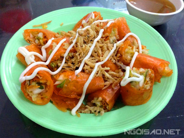 Bánh tráng cuộn sốt bò cay độc đáo của quán bánh tráng trộn Hà Nội Bé O