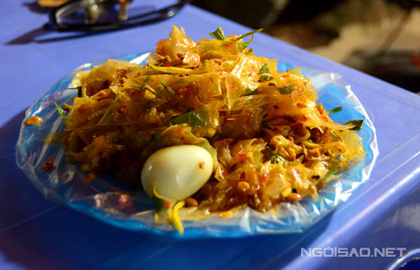 Phần bánh tráng trộn Hà Nội giá rẻ đầy đặn tại khu tập thể Khương Thượng
