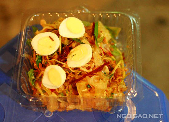 Hộp bánh tráng trộn Hà Nội nhiều mực khô dai ngon tại phố Hàng Trống