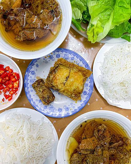 Quán bún chả Hà Nội Hương Liên tại 24 Lê Văn Hưu