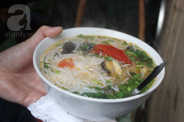 Quán bún ốc cô Thêm trên phố Hàng Chai