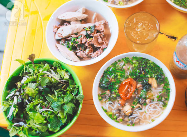 Khách hàng thưởng thức bún ốc cô Thêm