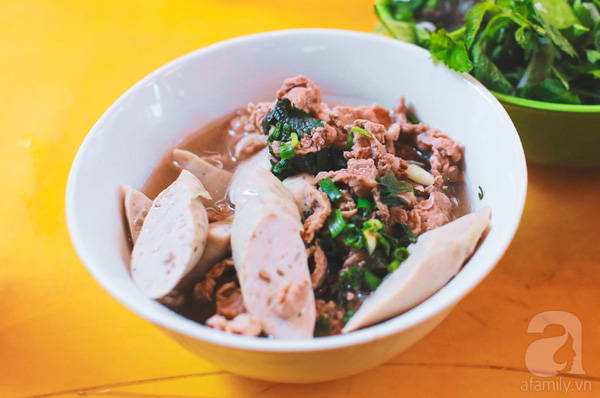 Không gian quán bún ốc cô Thêm
