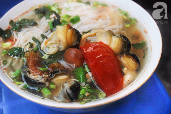 Bát bún ốc cô Huê với nước dùng chua thanh