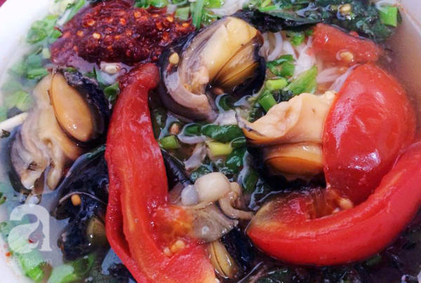Bún ốc cô Huê phục vụ tại quán
