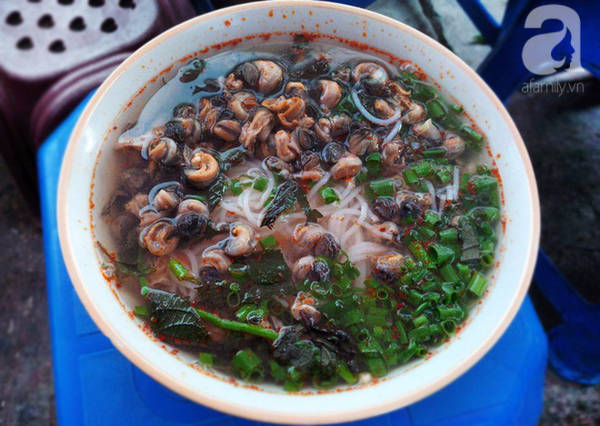 Quán bún ốc cô Huê trên phố Đặng Dung