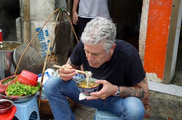 Trước khi thưởng thức món ăn đặc trưng của Thủ đô, Anthony vui vẻ nói "Giờ thì tôi đã chính thức ở Hà Nội".