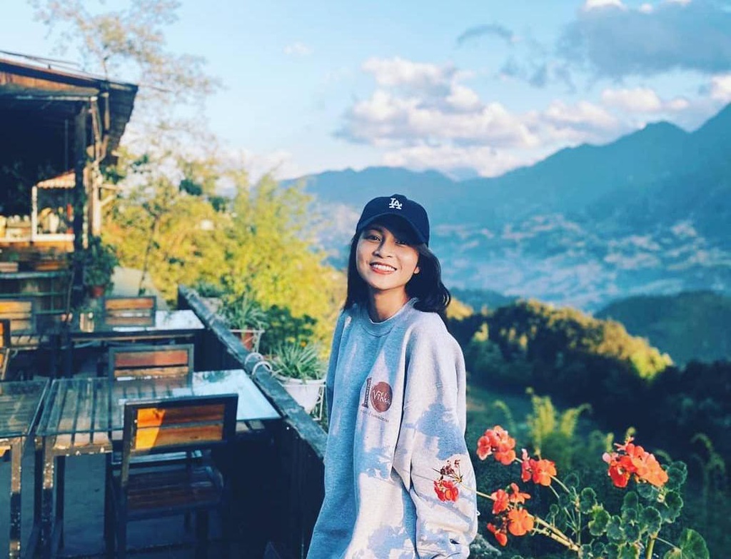 Quán cà phê Sa Pa Fansipan Terrace lan can hoa ngắm cảnh