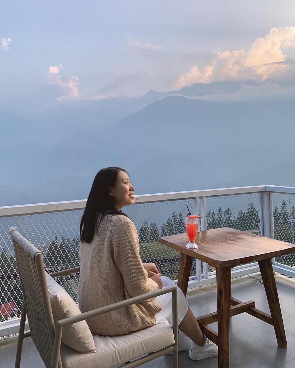 VietTrekking Homestay (đường Hoàng Liên): Quán được xây dựng trên đỉnh núi, có hàng rào trắng xinh xắn, view nhìn ra đỉnh Fansipan hùng vĩ, thung lũng Mường Hoa thơ mộng. Một du khách chia sẻ: "Buổi sáng thức dậy, tôi như lạc vào chốn tiên cảnh, mặt trời ló dạng trên biển mây bồng bềnh, tạo ra cảnh tượng đẹp kì ảo". Săn mây trắng, đọc một cuốn sách, thưởng thức một ly cà phê chào ánh ban mai là trải nghiệm khó quên với du khách. Ảnh: guanglinfengshui, johnny_nguyen69.