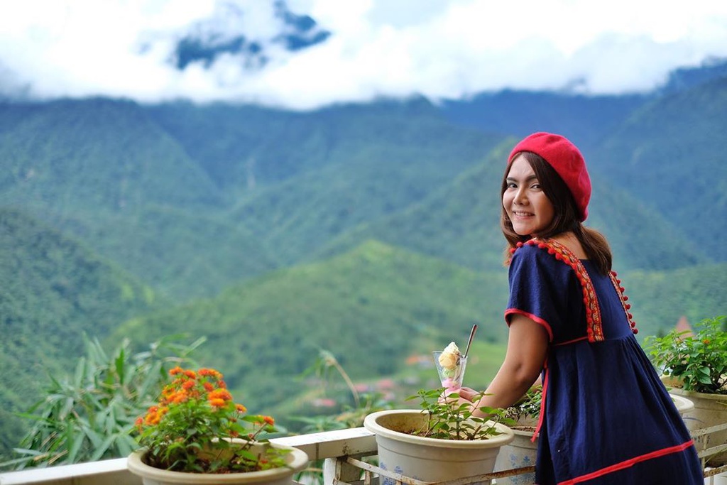 Cafe in the Clouds (Fansipan): "Cà phê trên tầng mây" có không gian mở, view hút mắt với biển mây giăng kín, hòa quyện với núi rừng, thung lũng xung quanh. Ban công được trang trí nhiều chậu hoa kiểng, là góc sống ảo được yêu thích tại đây. Sáng sớm và chiều tối là thời điểm hợp lý để check-in. Khi đó, bạn có thể săn ảnh bình minh hay hoàng hôn. Ảnh: Karibkibb.