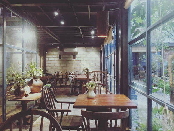 Không gian tầng 1 ấm cúng với cách bày trí mộc mạc tại quán cafe Đà Nẵng