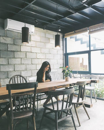 Góc decor mộc mạc tại Golem Cafe Đà Nẵng