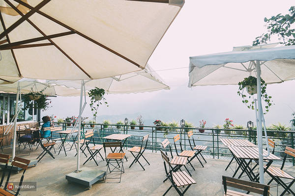 Không gian ngoài trời Fansipan Terrace quán cafe Sapa view đẹp
