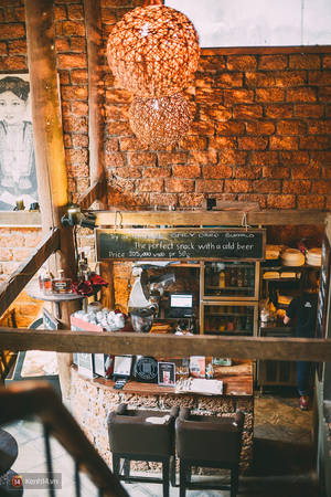 Bàn ghế và lọ hoa hồng tại The Hill Station quán cafe Sapa