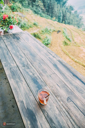 Bàn ghế gỗ ngoài trời tại Gem Valley quán cafe Sapa