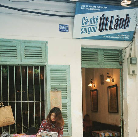 Bàn ghế gỗ và đồ trang trí xưa