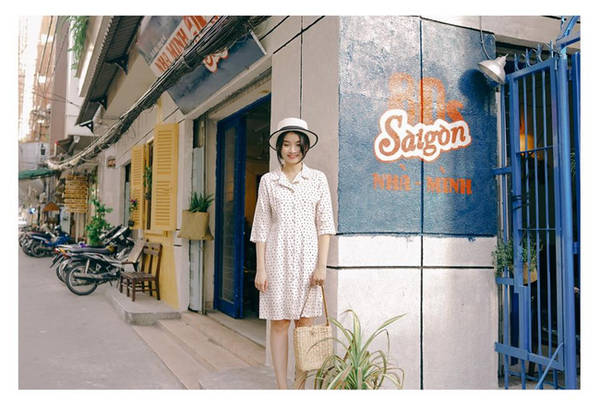 Mặt tiền SàiGòn80s Nhà Mình sơn vàng nổi bật