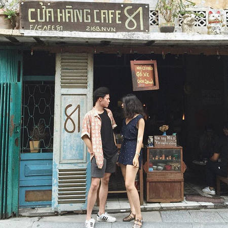 Bàn ghế gỗ cũ trong quán cafe phong cách ngày bé