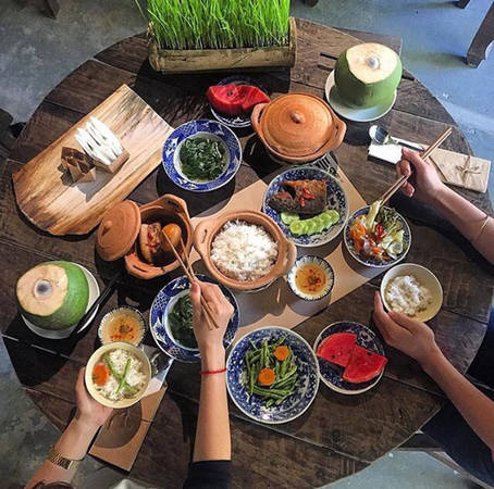 Thức ăn và đồ uống tại quán cafe Sài Gòn