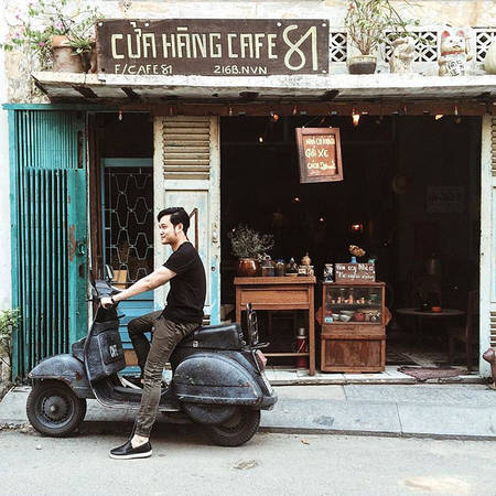Poster và sách báo tuổi thơ tại Cửa hàng cà phê 81