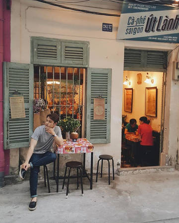 Mặt tiền quán Út Lành phong cách hoài cổ