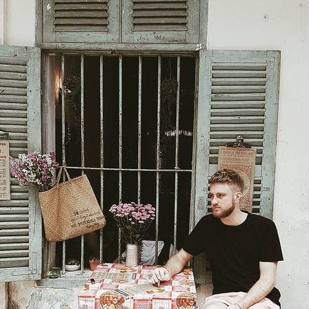 Gác lửng và tường hoen màu tại Út Lành