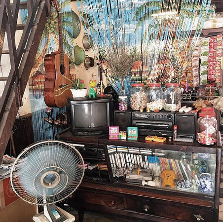 Đồ trang trí cũ tại quán cafe Sài Gòn