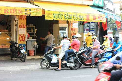 Nước sâm Cô Ba tại quán nước mát Sài Gòn thu hút khách xếp hàng
