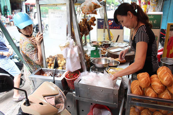 Bánh mì phá lấu Tiều Sài Gòn