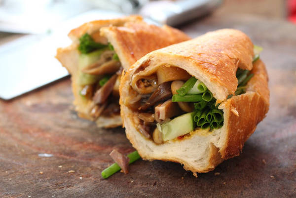 Bánh mì phá lấu Tiều Sài Gòn