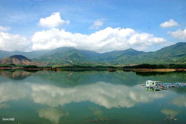 Hồ thủy điện Hòa Trung