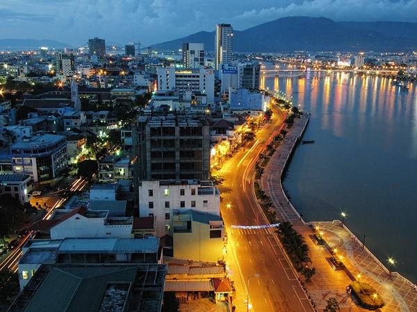Đường Bạch Đằng về đêm.