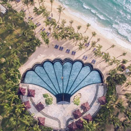 Bãi Khem và hồ bơi con sò ở JW Marriott. Ảnh: JW Marriott