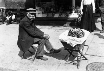 Người đàn ông hút thuốc trên phố New York 1914