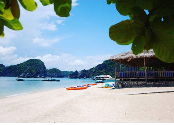 Bãi biển Cát Bà gần Hà Nội với vịnh Lan Hạ