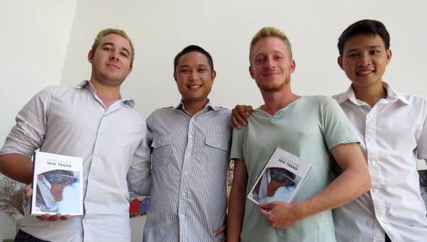 Một số thành viên trong nhóm thực hiện Discover Nha Trang (từ trái sang): Bellier Theo, Allister Esguerra, Pellegrin Jeremie và Ngô Tùng Bách (hỗ trợ tiếng Việt). Ảnh: Duy Thanh.