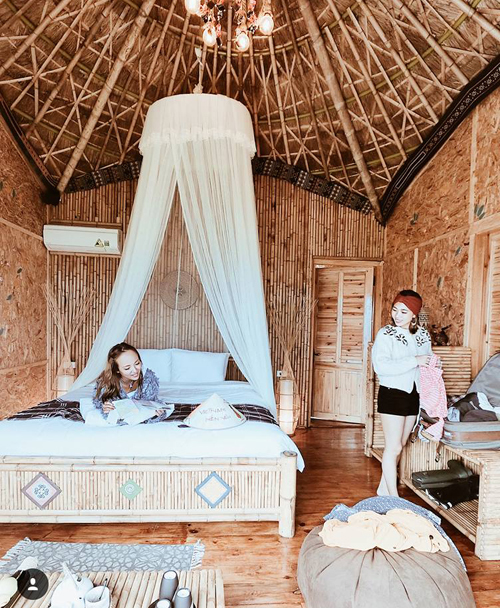 Là cái tên mới và có thiết kế độc đáo, phòng ở đây thường xuyên được đặt kín, đặc biệt là cuối tuần, giá từ 1,5 triệu đồng. Vật liệu chủ yếu để xây dựng là tre, gỗ, thân thiện với môi trường. Nơi này mang đến du khách cảm giác là resort thu nhỏ hơn là homestay với quầy bar, spa...