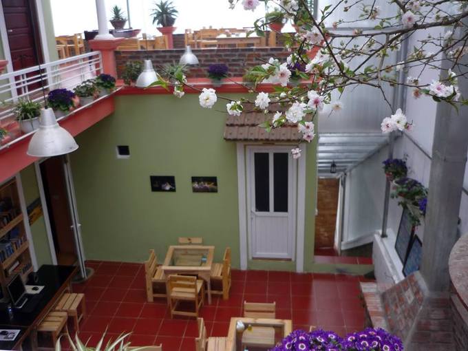 Go Sapa Hostel  Để tiết kiệm chi phí, phòng giường tặng được nhiều bạn trẻ mê phượt và cả du khách nước ngoài yêu thích. Hostel này nằm trên đường Thác Bạc, trên sườn núi cao nên khách có thể ngắm núi Hoàng Liên. Nơi đây có thiết kế đơn giản nhưng có cảm giác gần gũi như gia đình khi phục vụ các trò chơi như bi lắc, cá ngựa, cờ vua hay phi tiêu...