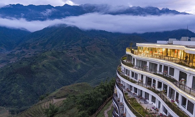 Pao's Sa Pa  Đây là khách sạn 5 sao đầu tiên ở Sa Pa, cách trung tâm thị trấn khoảng một km về phía đông. Tọa lạc ngay trên sườn đồi, khách sạn mang đến tầm nhìn bao quát dãy Hoàng Liên và thung lũng Mường Hoa. Tại đây có các dịch vụ như nhà hàng, bar tầng thượng, bể bơi trong nhà, phòng tập thể hình và khu spa.