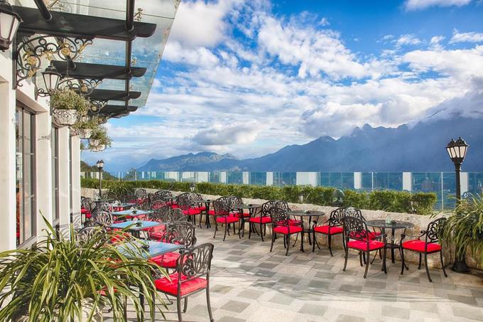 Silk Path Grand Resort & Spa Sapa  Thêm một lựa chọn cao cấp cho bạn là khách sạn tọa lạc trên một ngọn đồi độc lập gần đường Thác Bạc. Nằm trên cao, du khách cũng có thể phóng tầm mắt ra dãy Hoàng Liên. Khách sạn có bể bơi 4 mùa, phòng gym, spa, quán cà phê và nhà hàng Âu Á. Tô điểm cho kiến trúc mang hơi thở châu Âu này là những cây hoa hồng xinh xắn được trồng bên tường.